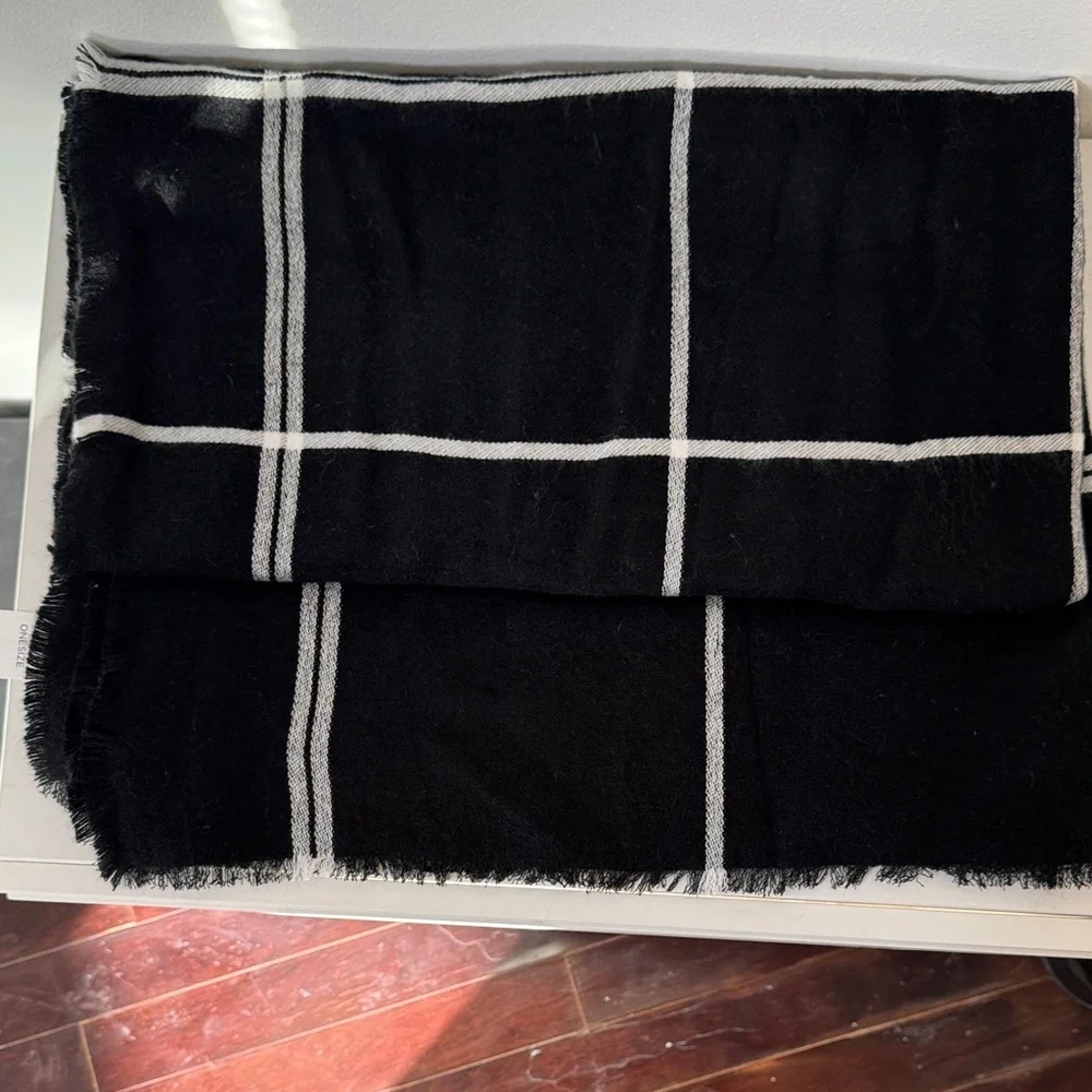 NWT!!!! Banana Republic Black and White Plaid Scarf